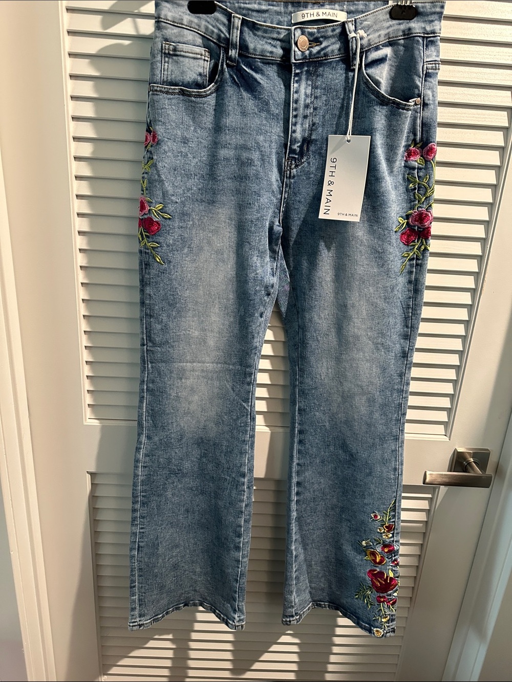 NWT 9TH & MAIN Mid Rise Bootcut Embroidered Jeans with Five Pockets.